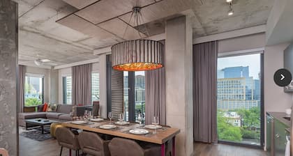 Wyndham Austin ~ 2B Presidential ~ Walk to 6th St. VIEWS! Rooftop Pool