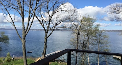 Seneca Lake Waterfront-On Weinstraße gegenüber von Three Brothers, in der Nähe von Genf