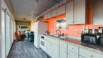 Mikrowelle, Ofen, Herdplatte, Wasserkocher mit Kaffee-/Teezubehör