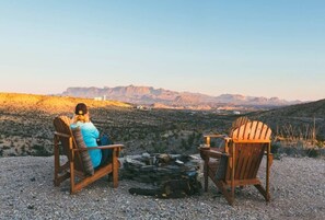 Property grounds - Fossil Knob Ridge -Chisos: Ultra-Modern Container Home (Terlingua)