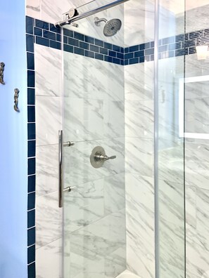 Combined shower/tub, hair dryer, towels, soap