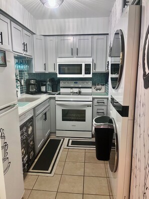 Kjøleskap, mikrobølgeovn, ovn og kokeplater