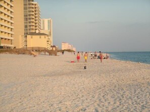 Beach nearby, sun loungers - BEAUTIFULLY DECORATED BEACH CONDO! GREAT LOCATION!! (Gulf Shores)