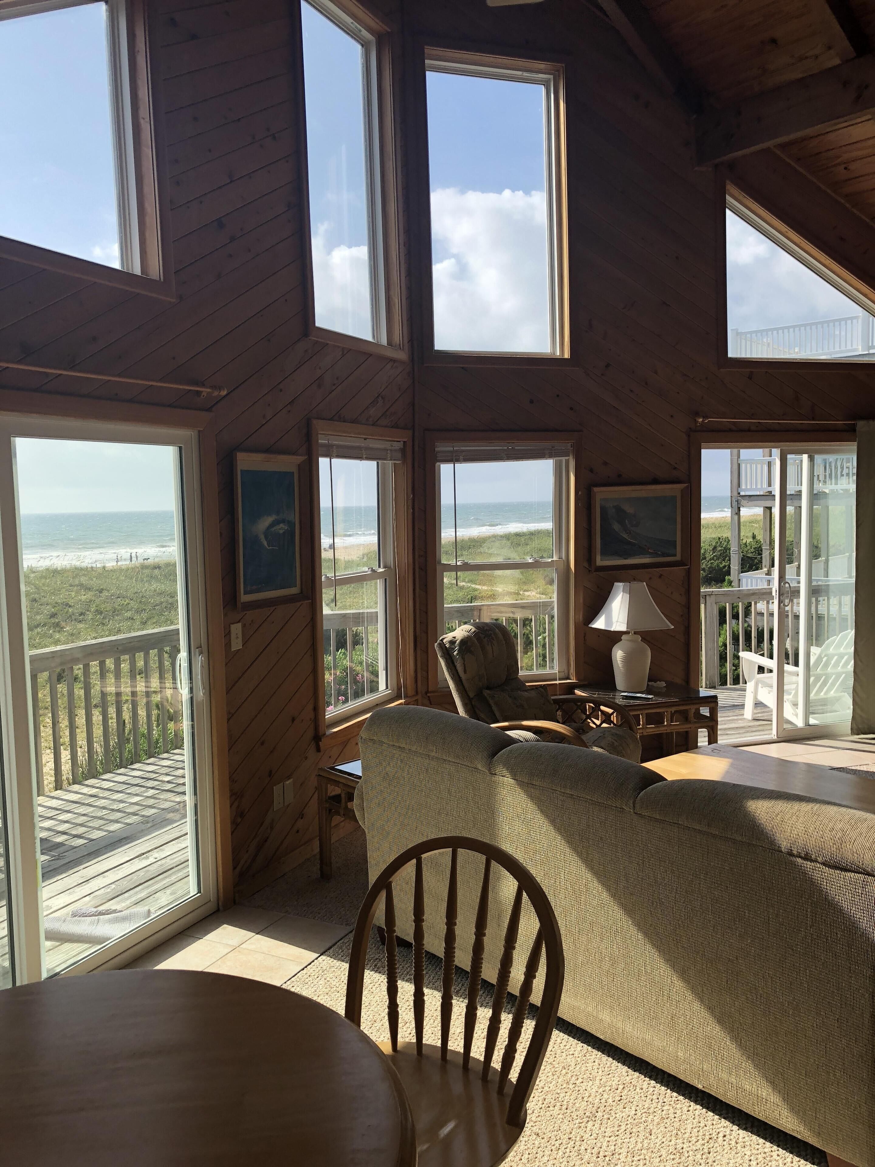 Smart TV, caminetto, lettore DVD, libri