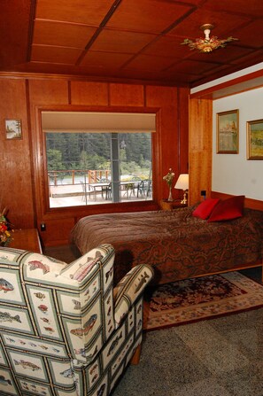 7 bedrooms, iron/ironing board, travel cot, free WiFi - Riverfront Redwood Retreat Nestled in Nature (Crescent City)