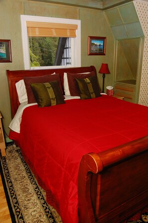 7 bedrooms, iron/ironing board, travel cot, free WiFi - Riverfront Redwood Retreat Nestled in Nature (Crescent City)
