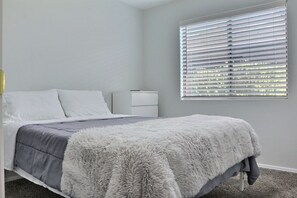 3 bedrooms, desk, iron/ironing board, free WiFi