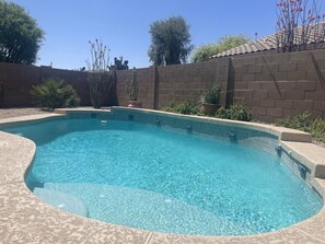 Piscina a l'aire lliure i piscina climatitzada 