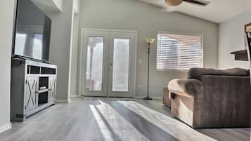 TV connectée, livres, espaces bureaux