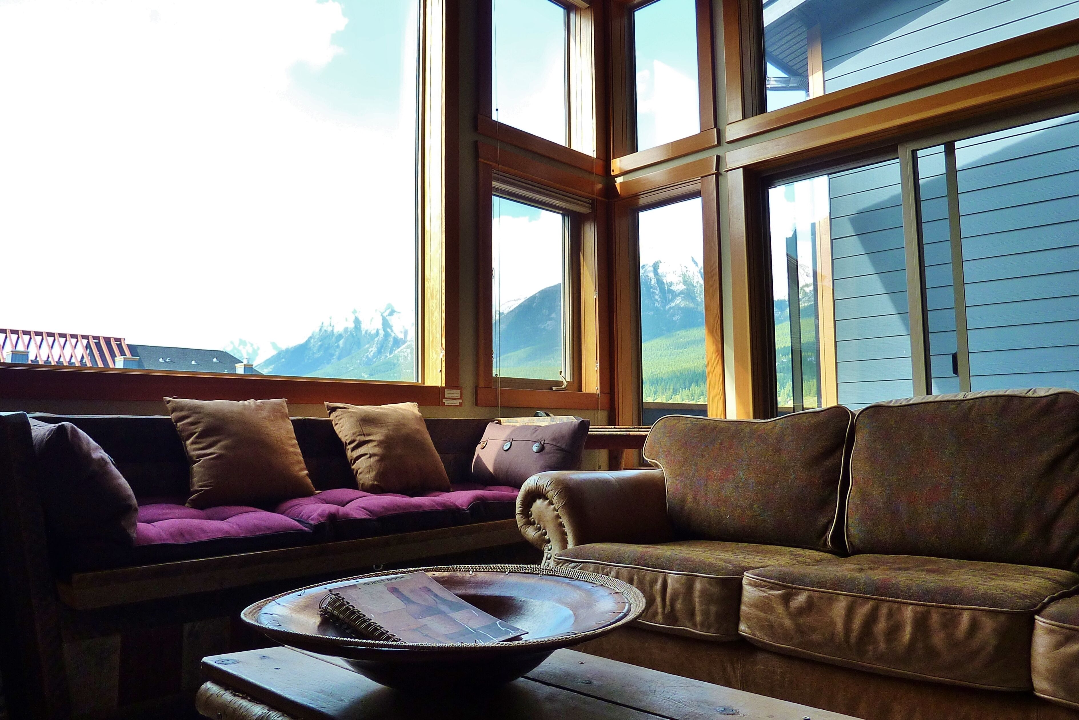 CONDO #1: Barnwood window benches, comfy leather sofas and expansive views!