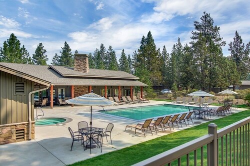 Bend Getaway in RiverWild-Walk to Deschutes River and Old Mill District