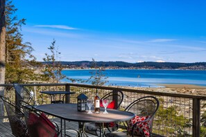 Outdoor dining - Private Whidbey Island Waterfront Beach Cabin (Freeland)