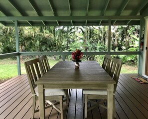 Outdoor dining - Secluded cottage on Tropical flower farm (Hana)