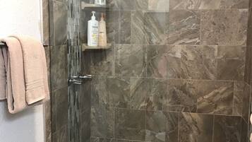 SĂšche-cheveux, serviettes fournies, shampoing, papier toilette