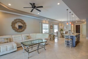 Téléviseur connecté, lecteur de DVD, bureau