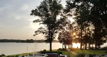 Paradies am See! Luxuriöse Halbinsel Eigenschaft. Beste Aussicht auf den See.