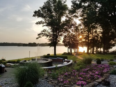 Paradise On The Lake ~ Luxurious Peninsula Property ~ Best View On The Lake!