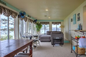 Smart TV, chimenea, reproductor de DVD y libros 