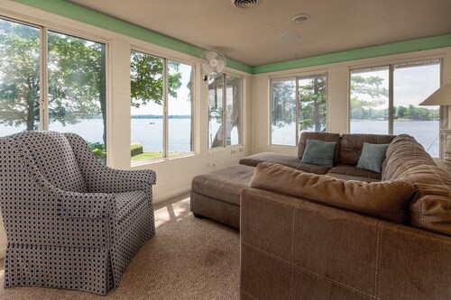 Luxurious Peninsula Property ~ Best View On LOE - Hot Tub/Kayaks/paddleboards