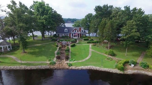 Paradise On The Lake ~ Luxurious Peninsula Property ~ Best View On The Lake!