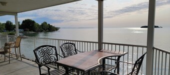 Condo haut de gamme au bord du lac avec grand patio couvert au bord du lac et bar au bord du lac