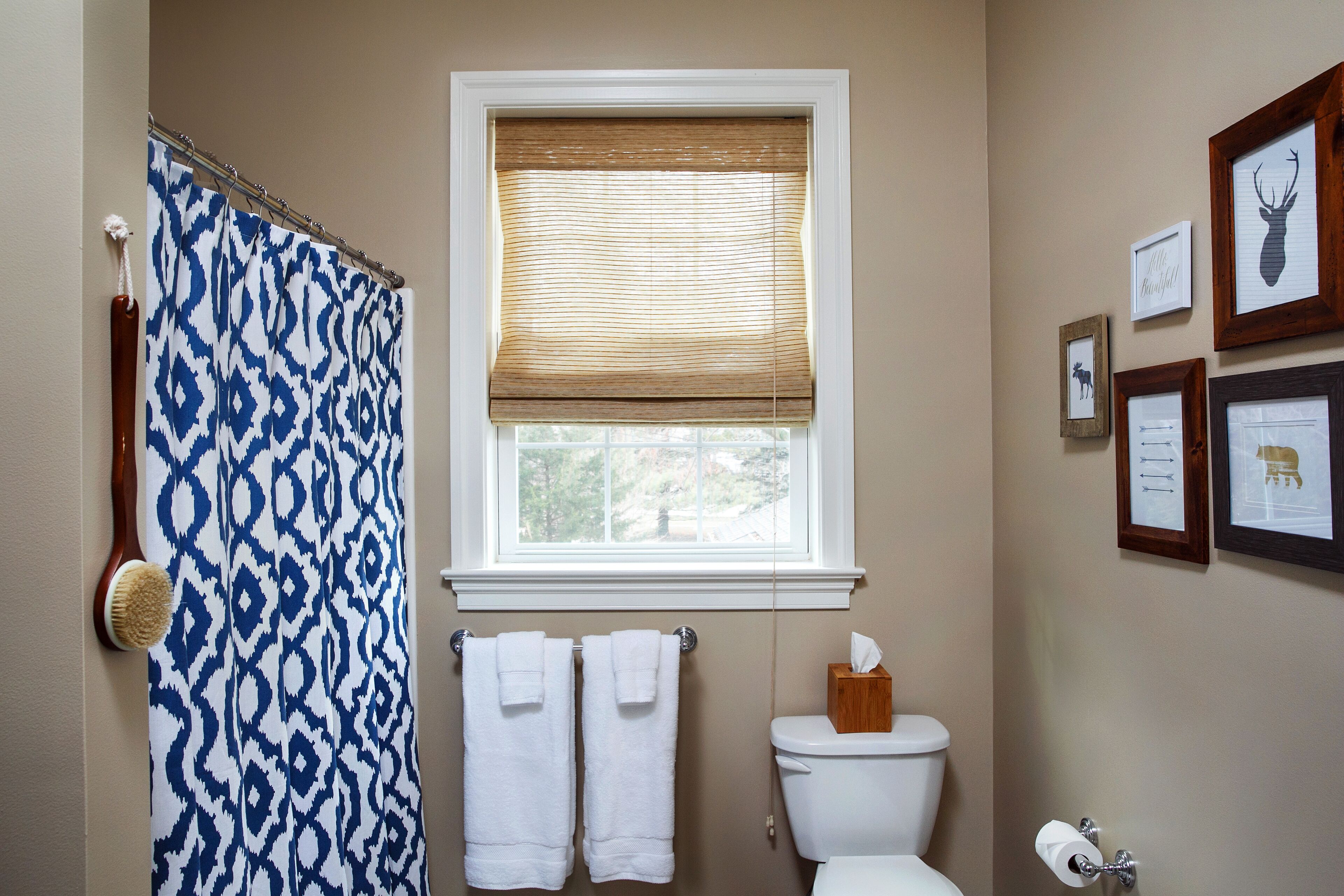 Kombinert dusj/badekar, hårføner, håndklær og toalettpapir