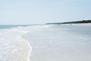 En la playa y camastros 