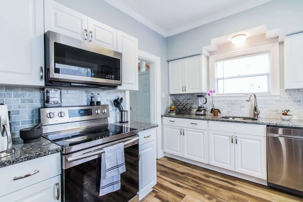 Kühlschrank, Mikrowelle, Ofen, Herdplatte