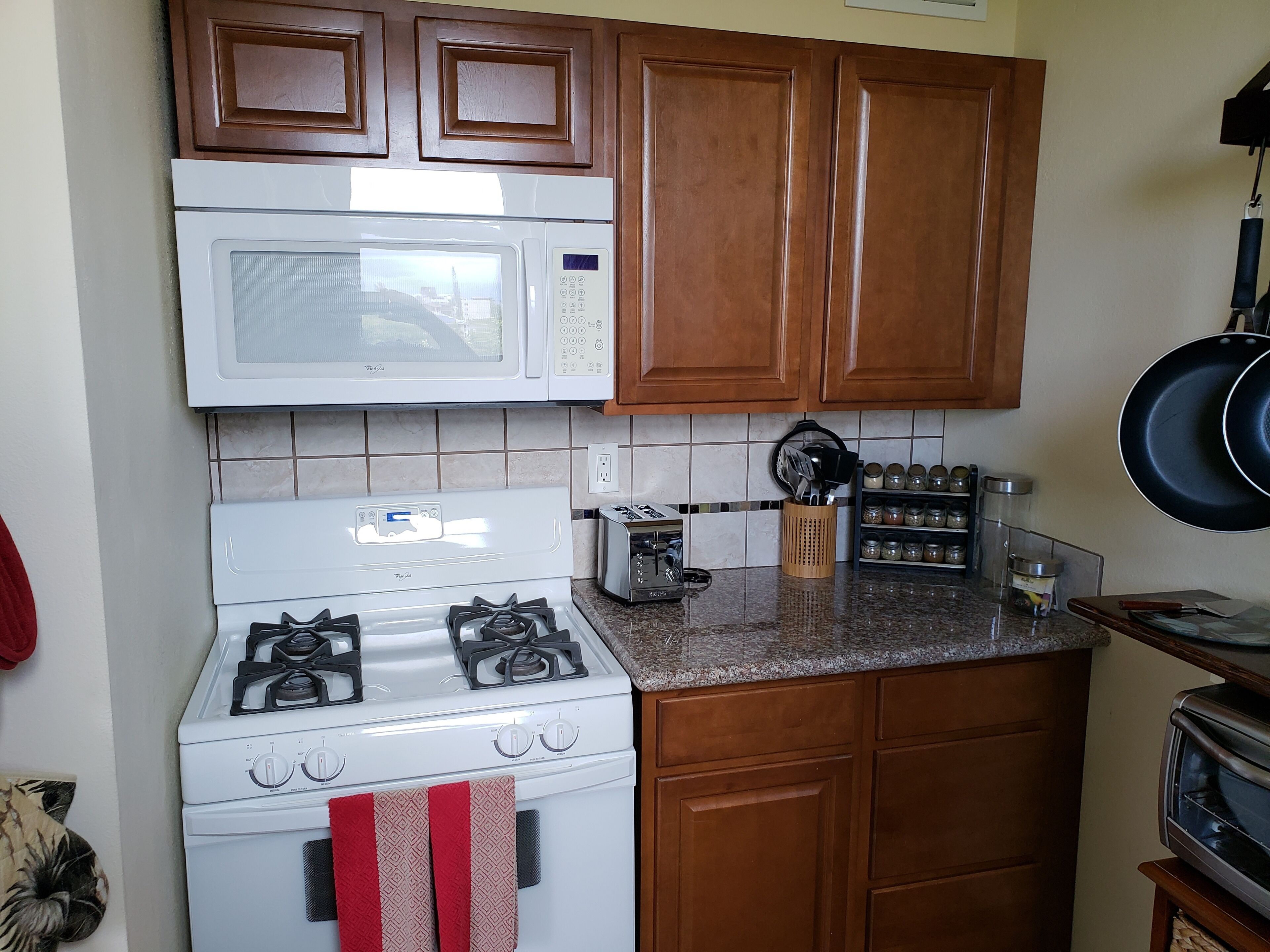 Fridge, microwave, stovetop, dishwasher