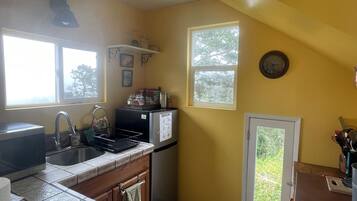 Réfrigérateur, micro-ondes, cafetière/bouilloire, bouilloire électrique