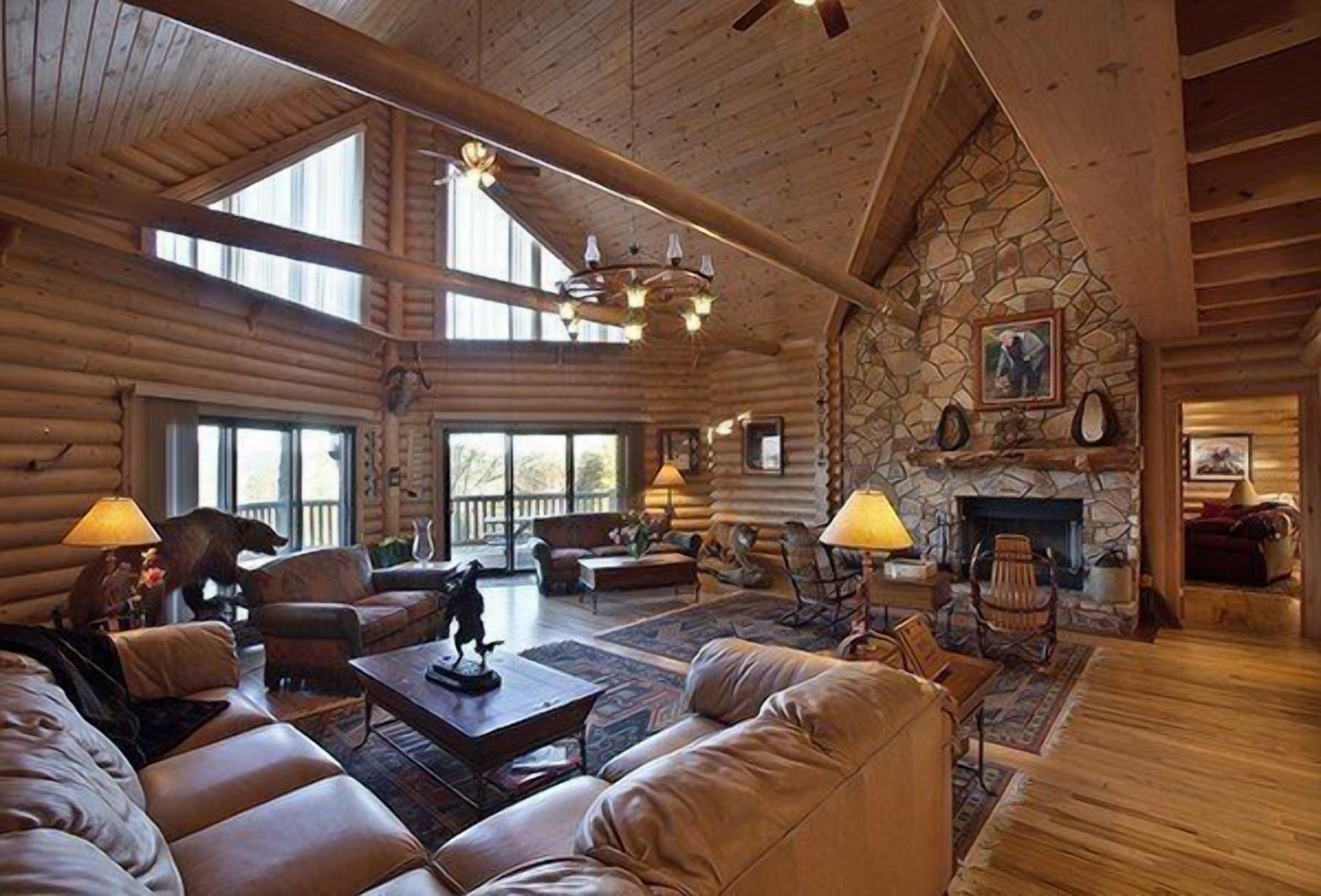 Gorgeous Lake View Lodge with Private Dock