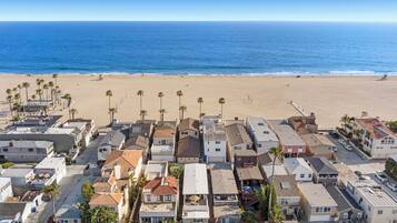 Playa en los alrededores, camastros y toallas de playa