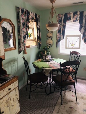 Dining - Private one bedroom, one bathroom, apartment with private entrance & hot tub (Branson)