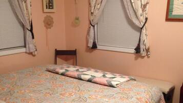 1 habitación, tabla de planchar con plancha y cuna de viaje