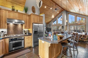 Fridge, microwave, oven, stovetop - 6 BR, Sunriver, Pool Table | Aspen Lodge (Sunriver)