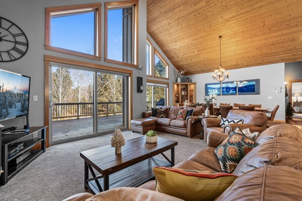 TV, fireplace, video games, DVD player - 6 BR, Sunriver, Pool Table | Aspen Lodge (Sunriver)