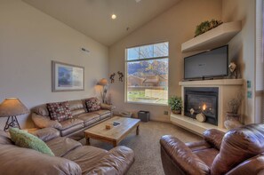 تلفزيون ذكي، مدفأة، مشغل دي في دي، كُتُب