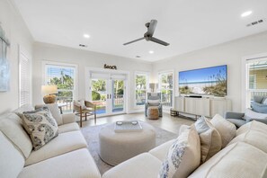 Smart TV - Beautiful Large Home - Across Street from Private Beach Access- Private Pool (Destin)