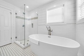 Ducha y bañera combinadas, secador de pelo y toallas