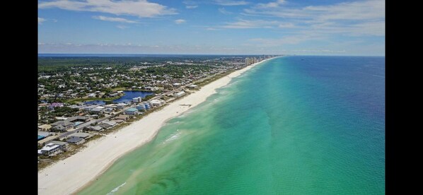 Nær stranden og strandhåndklær