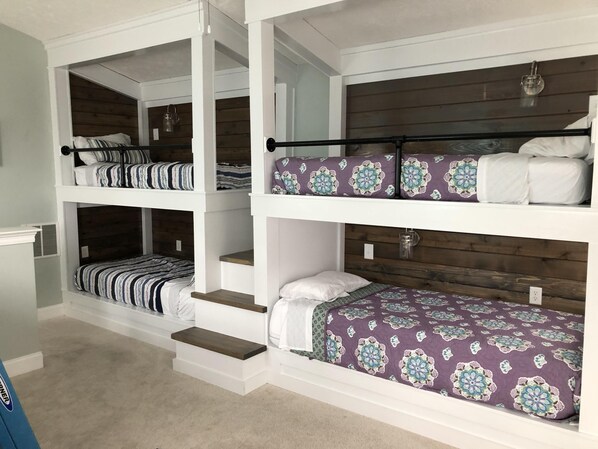 5 bedrooms, iron/ironing board, WiFi, bed sheets