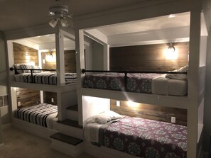 5 bedrooms, iron/ironing board, WiFi, bed sheets