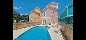 Utendørsbasseng og et oppvarmet basseng