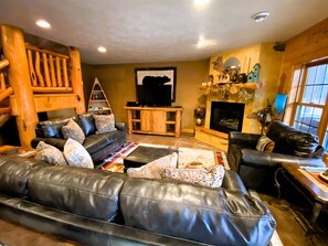 TV, fireplace - Lucky Chip-3 miles to Deadwood! (Deadwood)