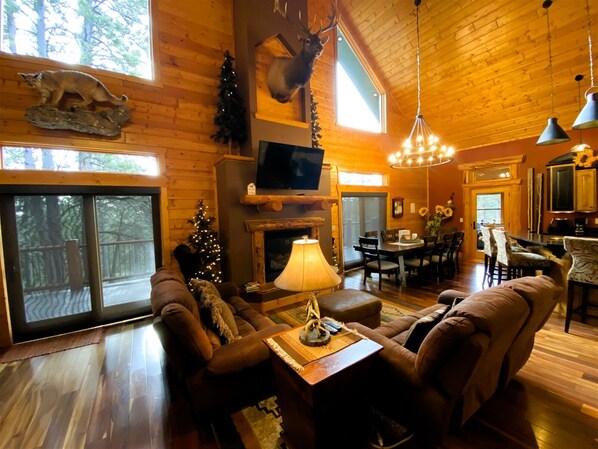 TV, fireplace - Lucky Chip-3 miles to Deadwood! (Deadwood)