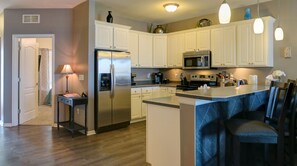 Frigorifero, microonde, forno, piano cottura