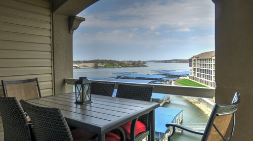 Top Rated Lake of the Ozarks Get Away. 4th Floor Views. No stairs from parking