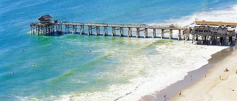 En la playa, camastros y toallas de playa