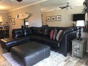 Smart-tv, dvd-spelare, böcker och ett musikbibliotek