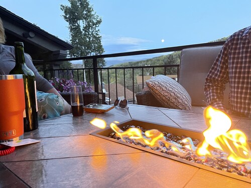 Perfect for Couples or Friends, Walk to the Slopes. Modern!